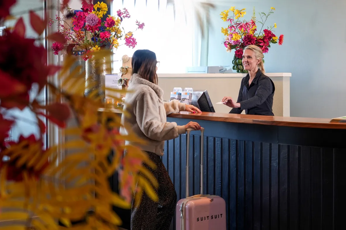           Check-in / Check-out-image