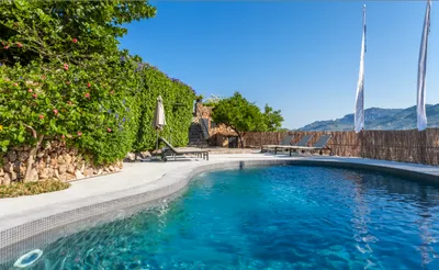 Buitenruimte en zwembad-image