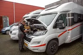 Onderhoud- en reparaties  aan de kampeerauto.-image