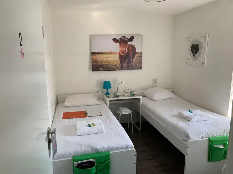 Cosy private 2-beds bedroom-image