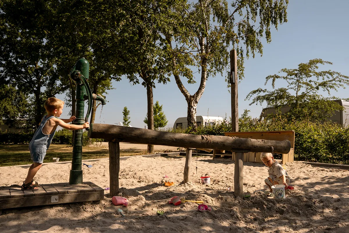  Spelen op de camping-image