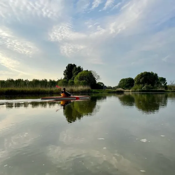 Varen met de kano in het water achter de Zuileshoeve