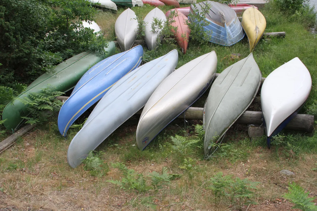 Kano ligplaats aan het meer-image